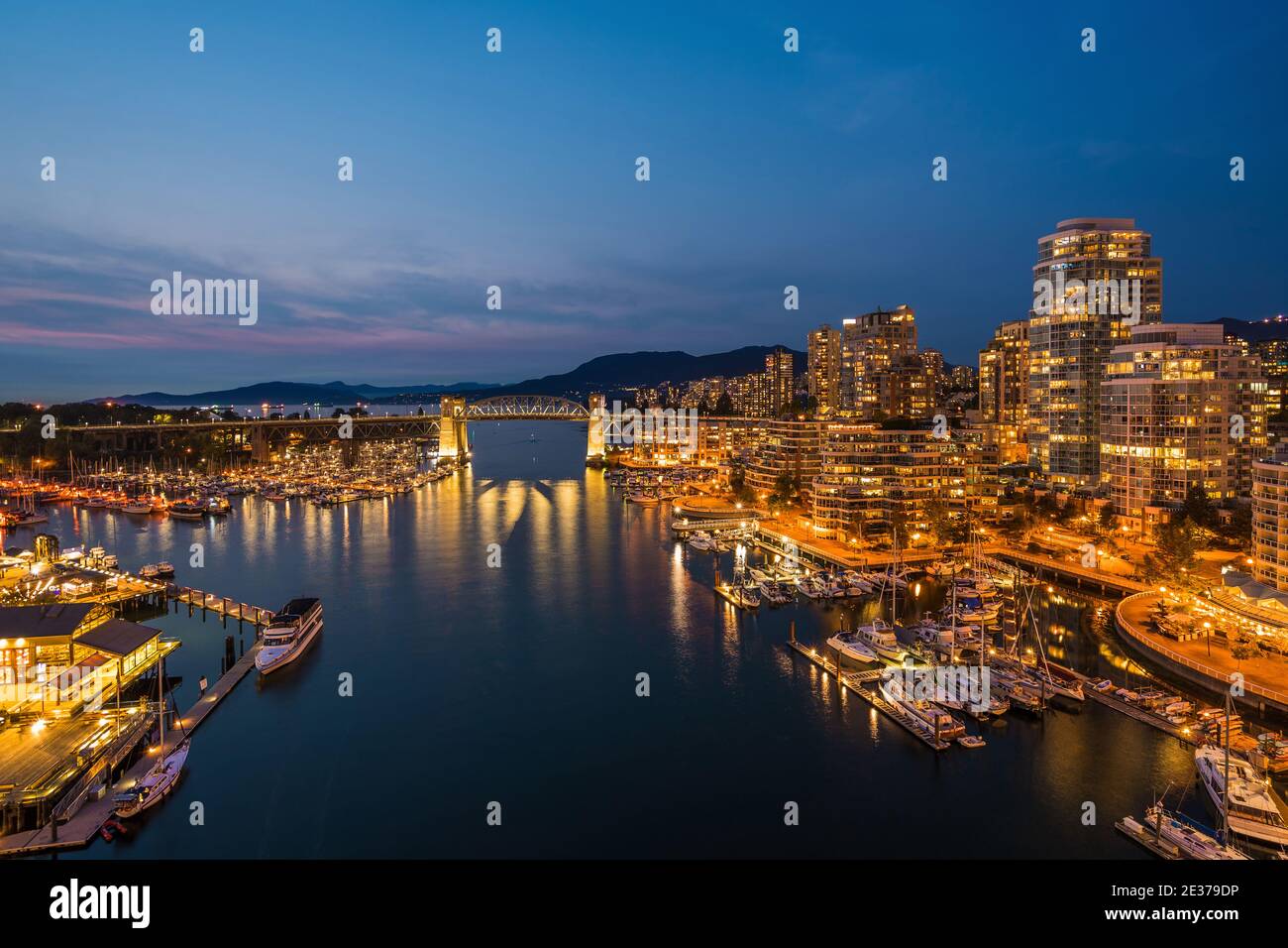 False Creek und Downtown Vancouver Gebäude in der Abenddämmerung in Vancouver, British Columbia, Kanada. Stockfoto