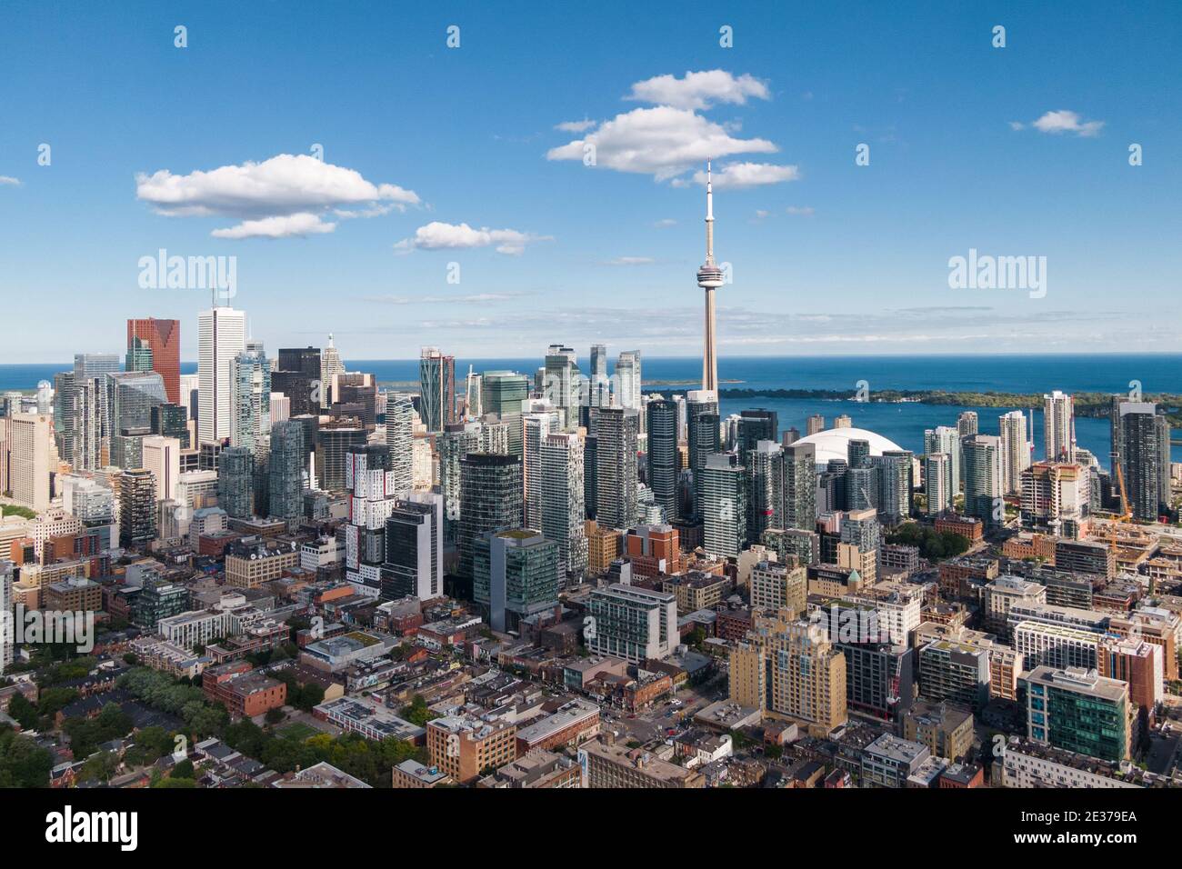 Toronto, Ontario, Kanada, Luftaufnahme von Toronto Stadtbild einschließlich architektonisches Wahrzeichen CN Tower und moderne Gebäude im Finanzviertel. Stockfoto