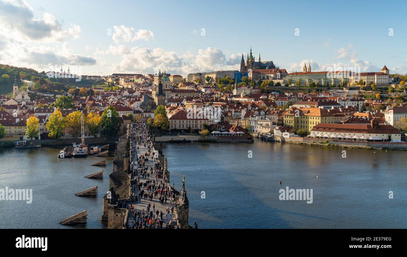 Prag, Tschechische Republik, Panoramablick auf das Stadtbild mit historischen Wahrzeichen Prager Burg und Karlsbrücke über die Moldau. Stockfoto