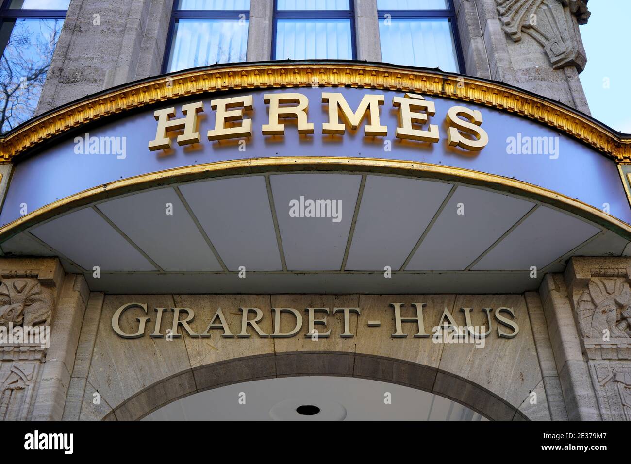 Hermès Store Logo im Giradet-Haus an der Königsallee in der Düsseldorfer Innenstadt. Hermès ist eine französische Luxusmarke, die 1837 gegründet wurde. Stockfoto