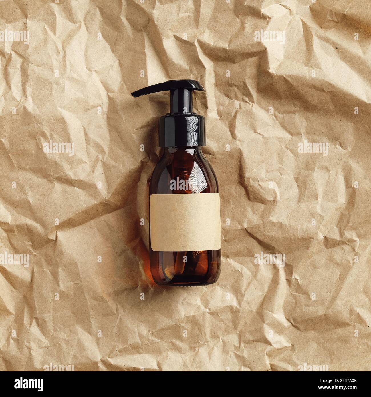 Amber Glas Seifenspender Flasche auf Kraftpapier Draufsicht.  Beauty-Produkte Design, Container Mockup für natürliche Bio-Kosmetik  Stockfotografie - Alamy