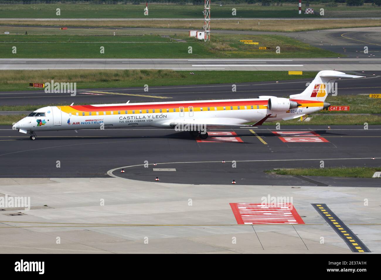Air Nostrum Bombardier CRJ1000 in Iberia Regionale Lackierung mit Registrierung EC-LOV auf dem Rollweg am Flughafen Düsseldorf. Stockfoto