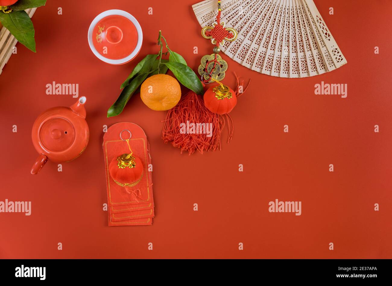 Asiatische Lunar chinesischen Neujahrsfeiern mit rotem Umschlag Ang Pau asiatische Zeremonie Tee in Mandarinen Orangen ein auf gesetzt Roter Hintergrund Stockfoto