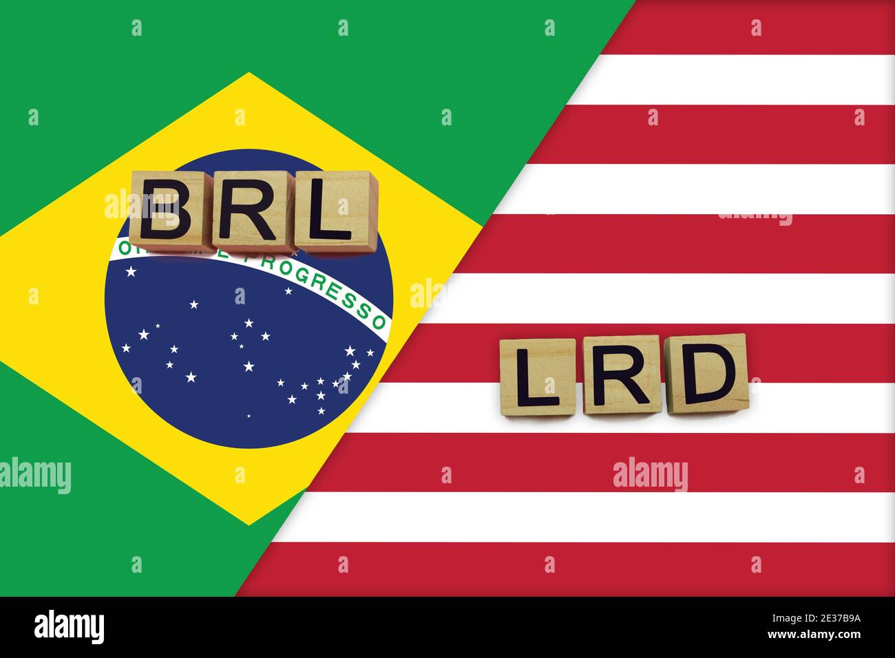 Brasilien und Liberia Währungen Codes auf nationalen Flaggen Hintergrund. Internationales Geldtransferkonzept Stockfoto