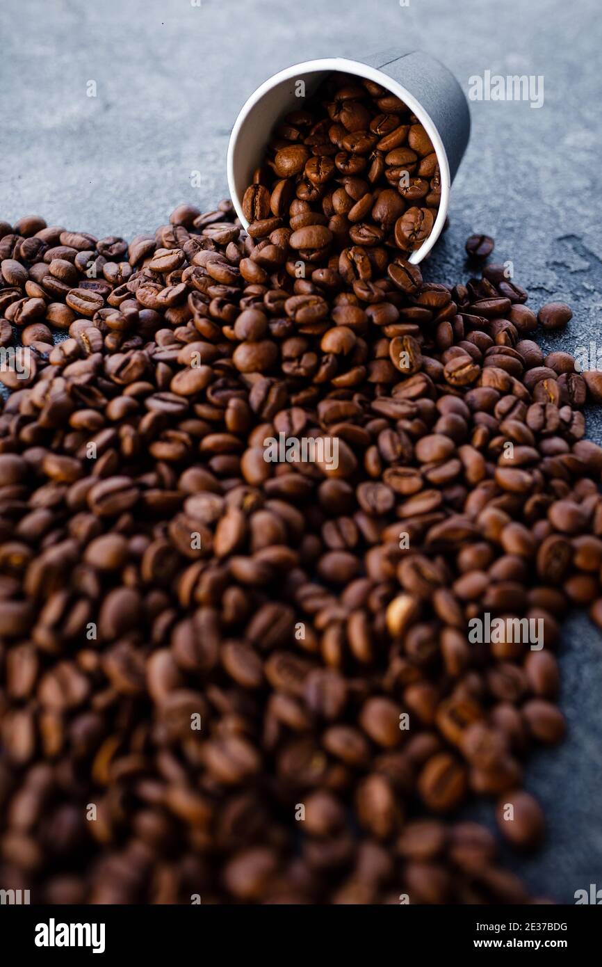 Kaffeebohnen in einer Papiertasse. Stockfoto