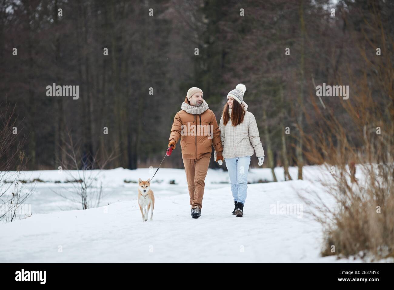 In voller Länge Porträt von glücklichen erwachsenen Paar zusammen entlang See im Winter zu Fuß, während genießen Sie die Natur mit Haustier Hund, kopieren Raum Stockfoto In voller Länge Porträt von glücklichen erwachsenen Paar zusammen entlang See im Winter zu Fuß, während genießen Sie die Natur mit Haustier Hund, kopieren Raum Stockfoto