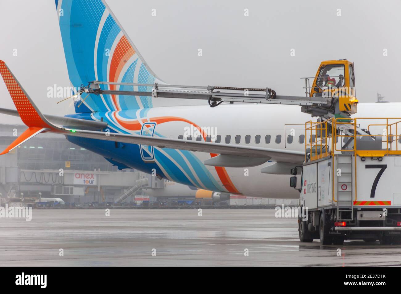 Ukraine, Kiew - 29. Dezember 2020: Deice am Flughafen. Flydubai Passagierflugzeuge EW werden vor Abflug mit Frostschutzmittel behandelt. Flughafen in Stockfoto