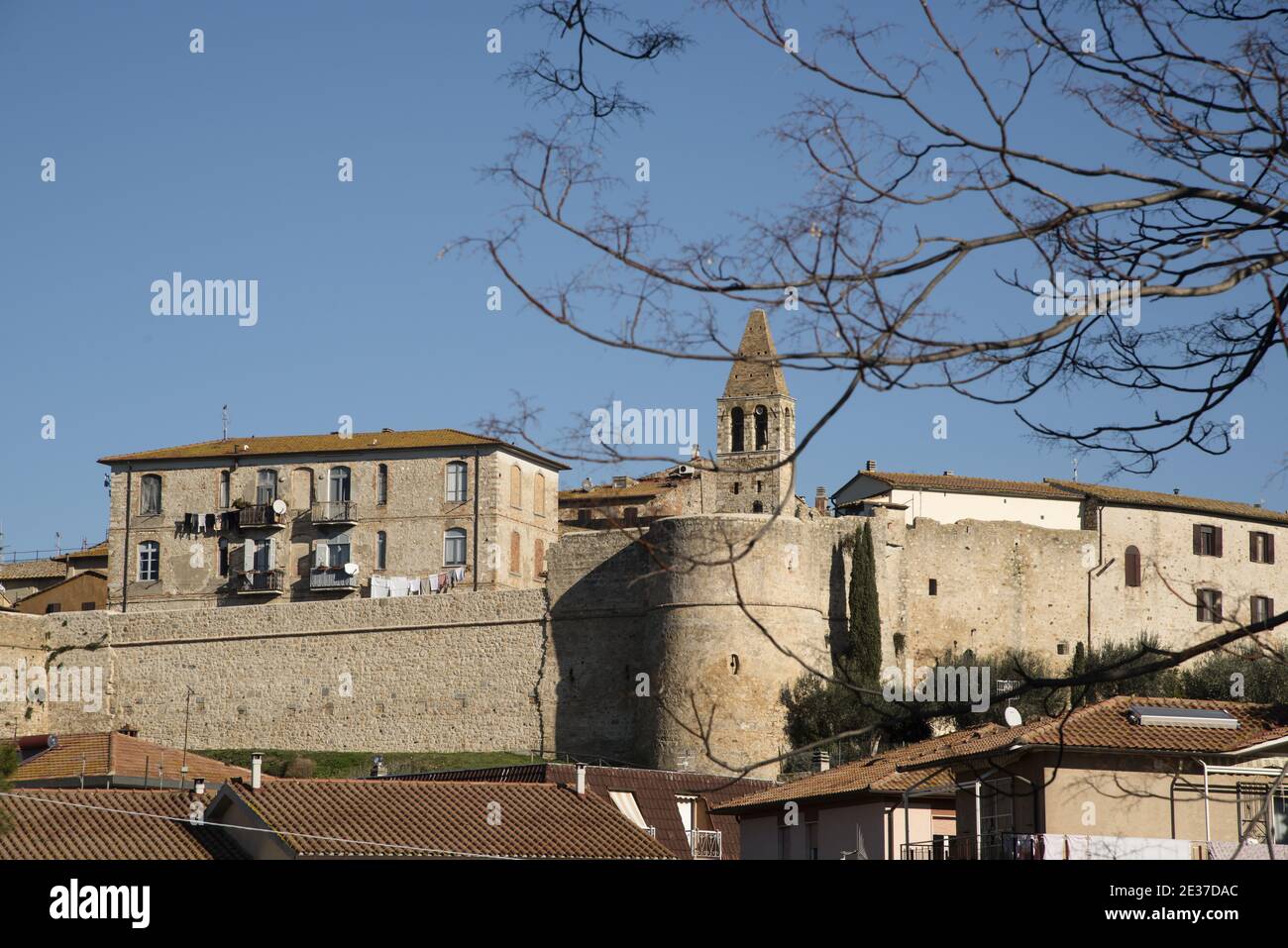 Der Turm an der Tür zum mittelalterlichen Dorf Magliano Stockfoto