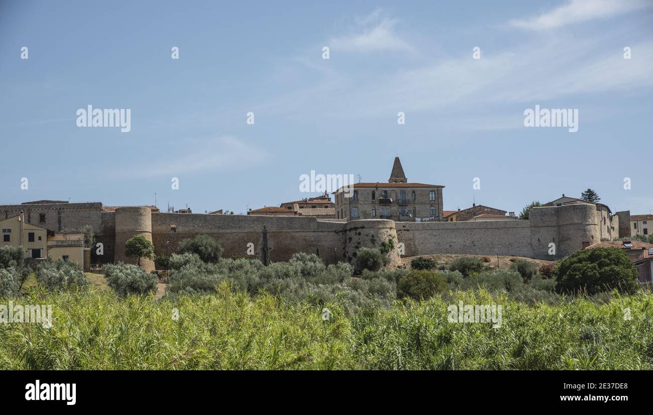 Allgemeine Ansicht der alten Mauern von Magliano in der Toskana Stockfoto