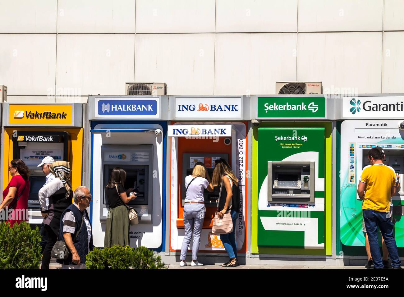 Farbenprächtiger türkischer Bankautomaten auf dem Platz - die Leute brauchen Bargeld Sie brauchen einen Geldautomaten Stockfoto