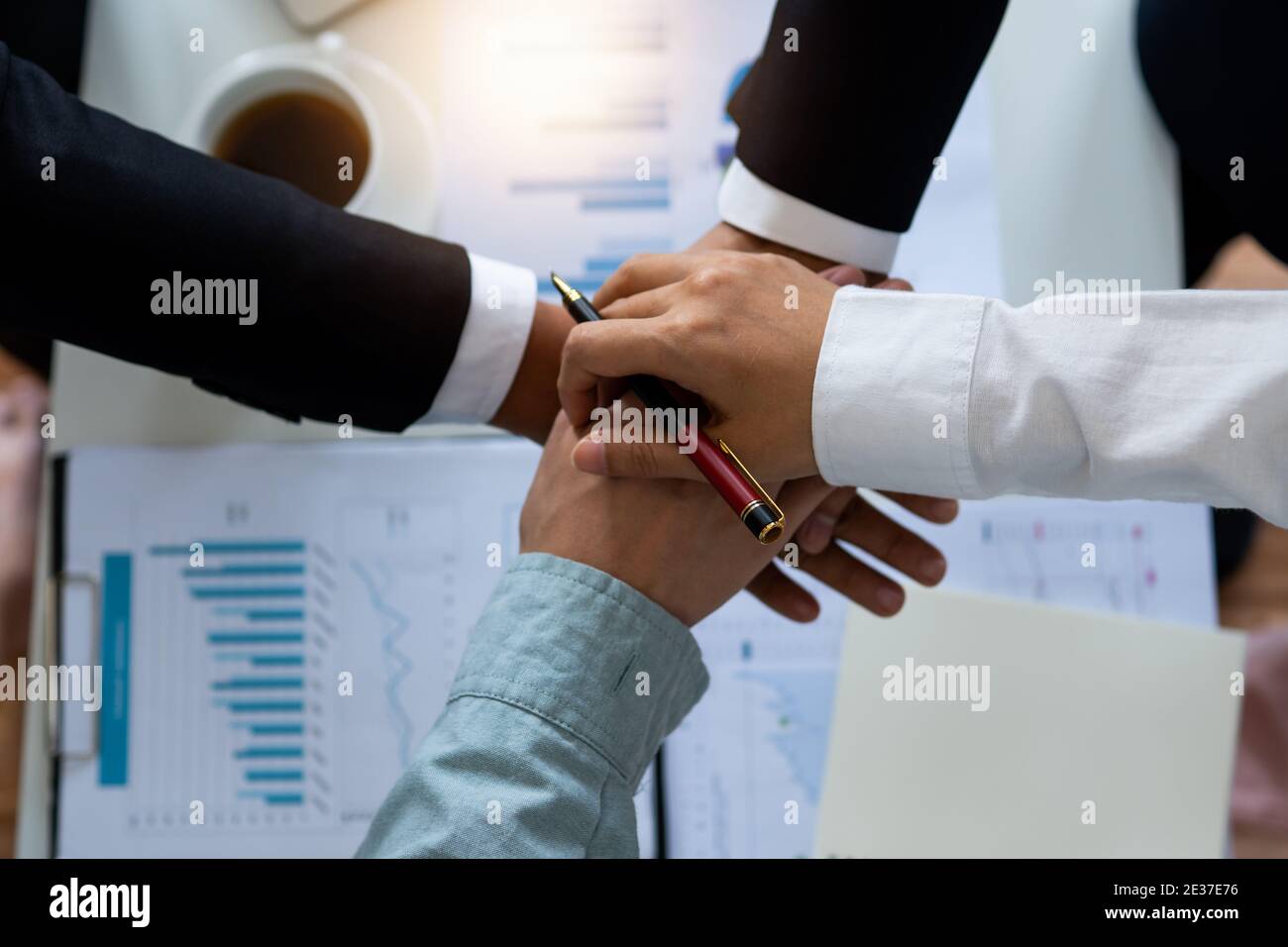 Harmonisches und Teamkonzept, Nahaufnahme Hand des Bürokollegen setzen Gemeinsam Stockfoto