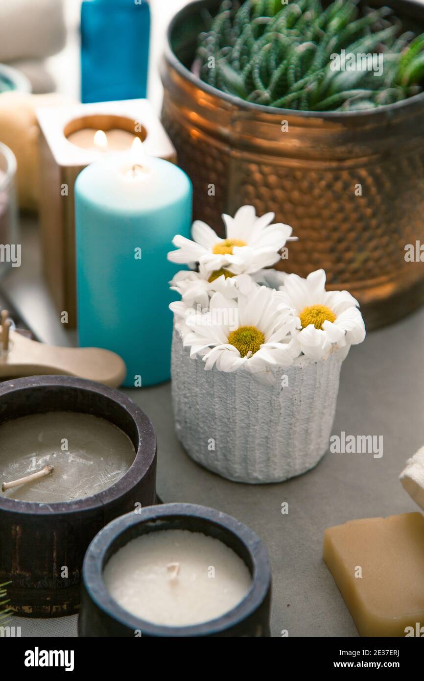 Spa und Wellness. Natürliche Seifen in mit Gänseblümchen Blumen .Spa-Behandlung Stockfoto