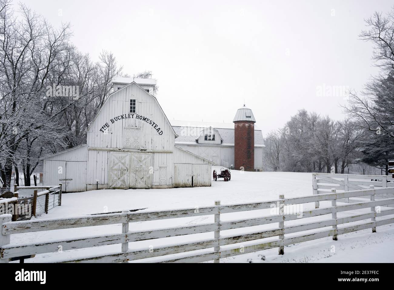 Ein unberührter Blick auf das Buckley Homestead in Lowell Indiana nach einem frischen Schneefall im Januar. Stockfoto