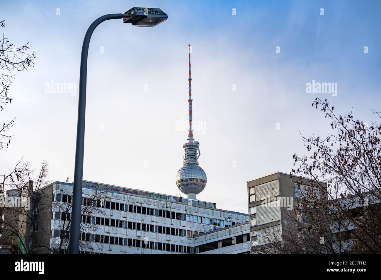 Verlassene hohe Gebäude im Osten von berlin Stockfoto