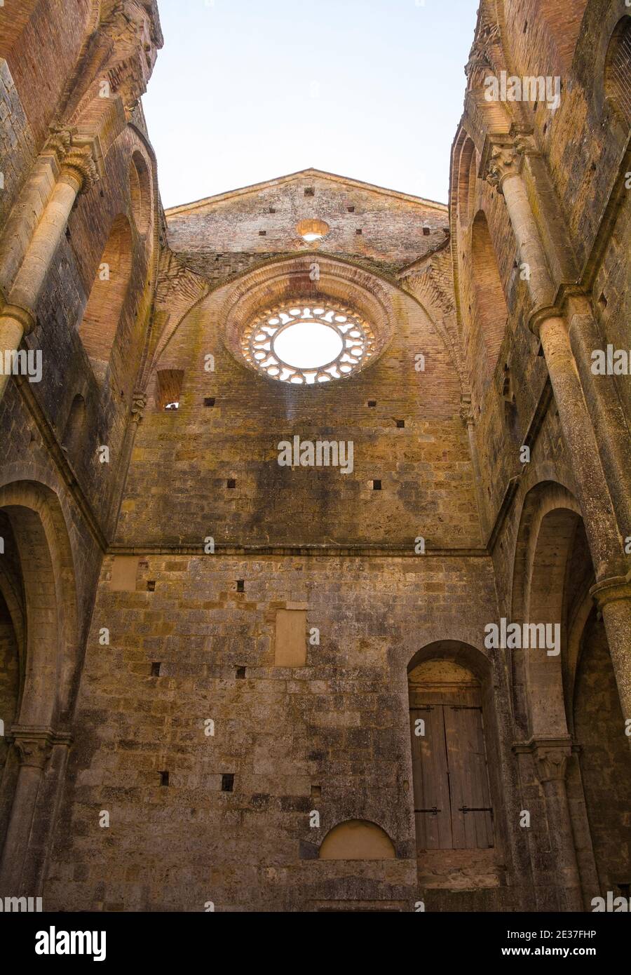 Chiusdino, Italien - 7. September 2020. Das große runde Rosenfenster in den Resten der dachlosen Abtei San Galgano in der Provinz Siena, Toskana Stockfoto