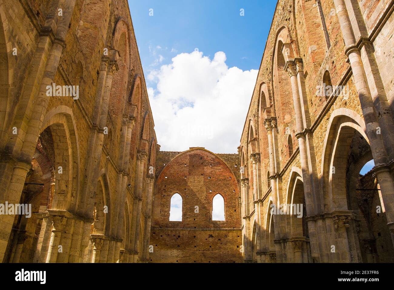 Chiusdino, Italien - 7. September 2020. Die dachlose Abtei San Galgano, Provinz Siena, Toskana. Bogen/Radius Fenster oben, Lanzette/Spitzbögen unten Stockfoto