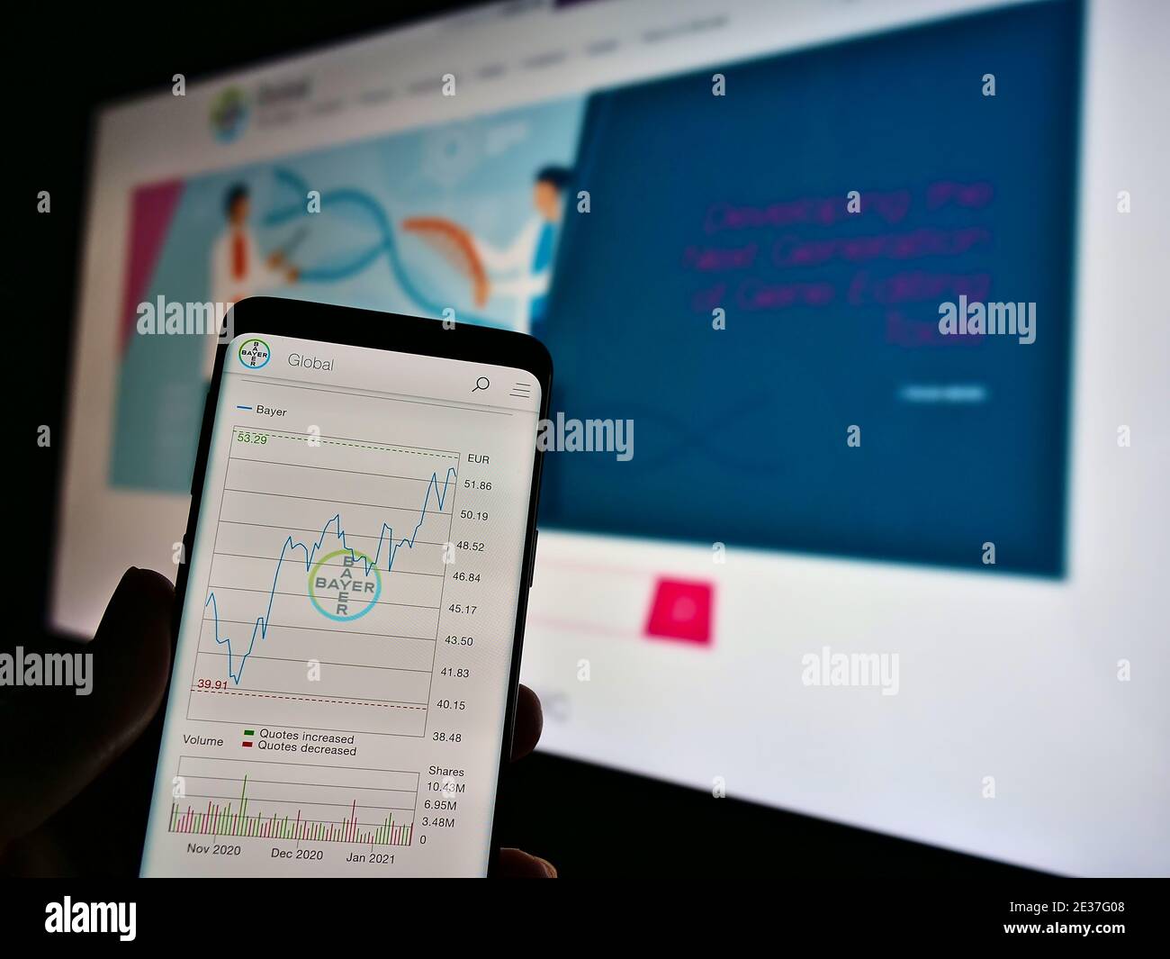 Person mit Smartphone mit Aktienkurskursen des deutschen Pharma- und Life-Sciences-Unternehmens Bayer AG. Konzentrieren Sie sich auf die Mitte des Handybildschirms. Stockfoto
