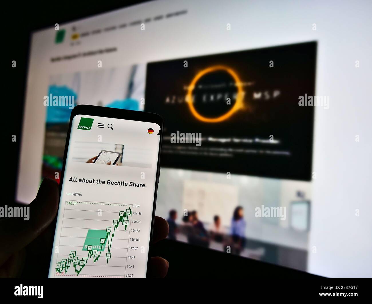 Person, die Smartphone mit Aktienkurs des deutschen IT-Systemhauses Bechtle AG auf dem Display hält. Konzentrieren Sie sich auf die Mitte des Handybildschirms. Stockfoto