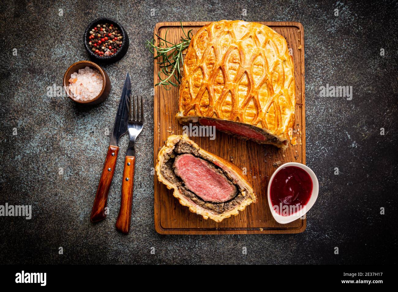 Perfekte hausgemachte saftige Rindfleisch Wellington, Filet Gericht, Draufsicht Stockfoto