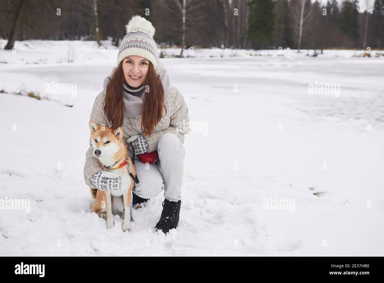 In voller Länge Porträt von glücklichen jungen Frau posiert mit Hund im Freien und Blick auf die Kamera, während genießen Winter Spaziergang zusammen, kopieren Raum Stockfoto In voller Länge Porträt von glücklichen jungen Frau posiert mit Hund im Freien und Blick auf die Kamera, während genießen Winter Spaziergang zusammen, kopieren Raum Stockfoto