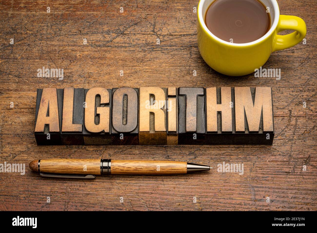 Algorithmus Wort abstrakt in Vintage-Buchdruck Holzart mit einer Tasse Kaffee, ein Verfahren oder eine Reihe von Regeln in Berechnungen oder andere probl befolgt werden Stockfoto