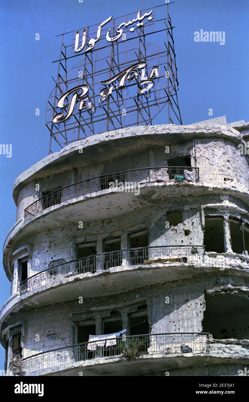 18. September 1993 nach 15 Jahren Bürgerkrieg geht das Leben in den von der Schlacht gezeichneten Gebäuden nahe der Grünen Linie in Beirut weiter. Stockfoto