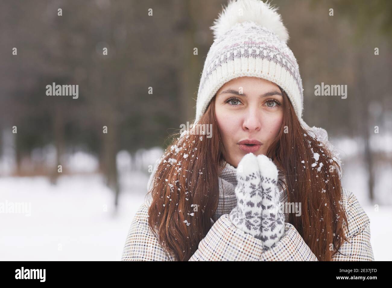 Vorderansicht Nahaufnahme Porträt von glücklichen jungen Frau im Winter trägt Strickmütze und Fäustlinge, während Blick auf die Kamera im Schnee bedeckt, kopieren Raum Stockfoto Vorderansicht Nahaufnahme Porträt von glücklichen jungen Frau im Winter trägt Strickmütze und Fäustlinge, während Blick auf die Kamera im Schnee bedeckt, kopieren Raum Stockfoto