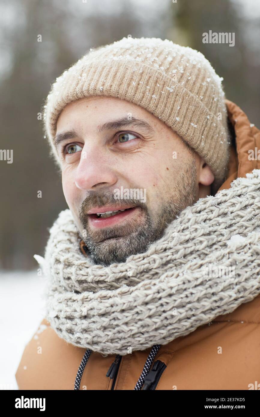 Vertikale Nahaufnahme Porträt von bärtigen reifen Mann im Winter Im Freien trägt Strickmütze und Jacke, während Blick weg bedeckt Im Schnee Stockfoto Vertikale Nahaufnahme Porträt von bärtigen reifen Mann im Winter Im Freien trägt Strickmütze und Jacke, während Blick weg bedeckt Im Schnee Stockfoto