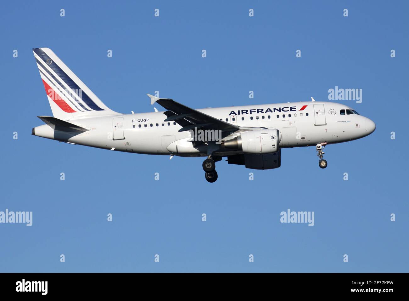 Air France Airbus A318-100 mit Registrierung F-GUGP auf Kurzfinale für Start- und Landebahn 05R des Düsseldorfer Flughafens. Stockfoto