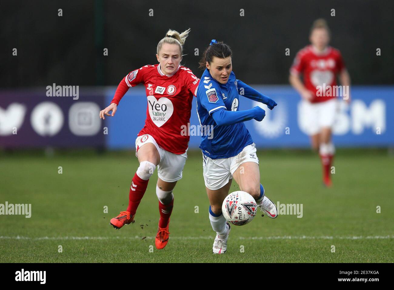 Liverpool, Großbritannien. Januar 2021. Hayley Raso aus Everton sucht nach einem Weg von Faye Bryson aus Bristol City (l.). Barclays Women's super League match, Everton Women gegen Bristol City Women im Walton Hall Park in Liverpool am Sonntag, 17. Januar 2021. Dieses Bild darf nur für redaktionelle Zwecke verwendet werden. Nur redaktionelle Verwendung, Lizenz für kommerzielle Nutzung erforderlich. Keine Verwendung in Wetten, Spiele oder ein einzelner Club / Liga / Spieler Publikationen.pic von Chris Stading / Andrew Orchard Sport Fotografie / Alamy Live News Kredit: Andrew Orchard Sport Fotografie / Alamy Live News Stockfoto