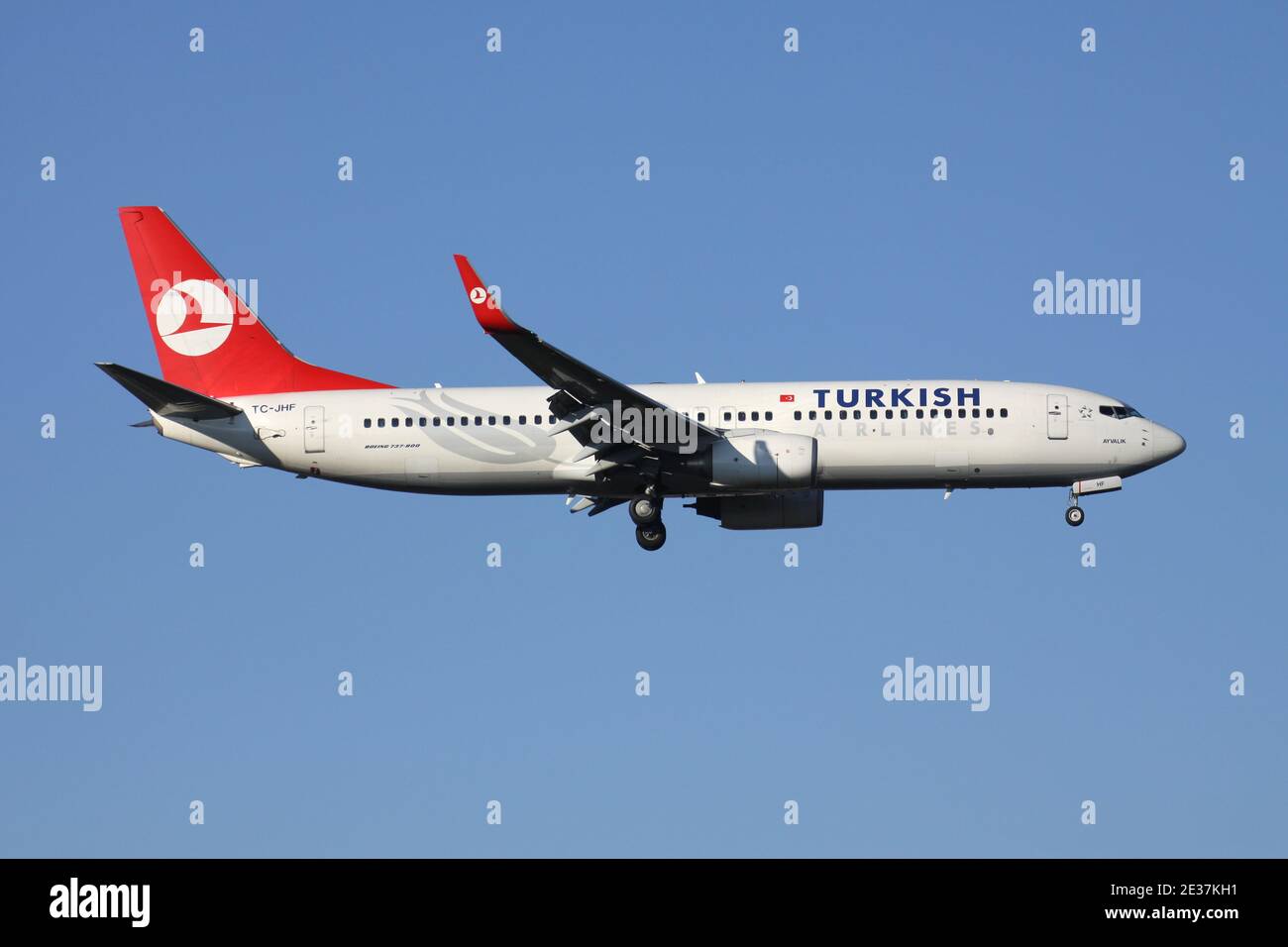 Turkish Airlines Boeing 737-800 mit Registrierung TC-JHF im Kurzfinale für Startbahn 05R des Düsseldorfer Flughafens. Stockfoto