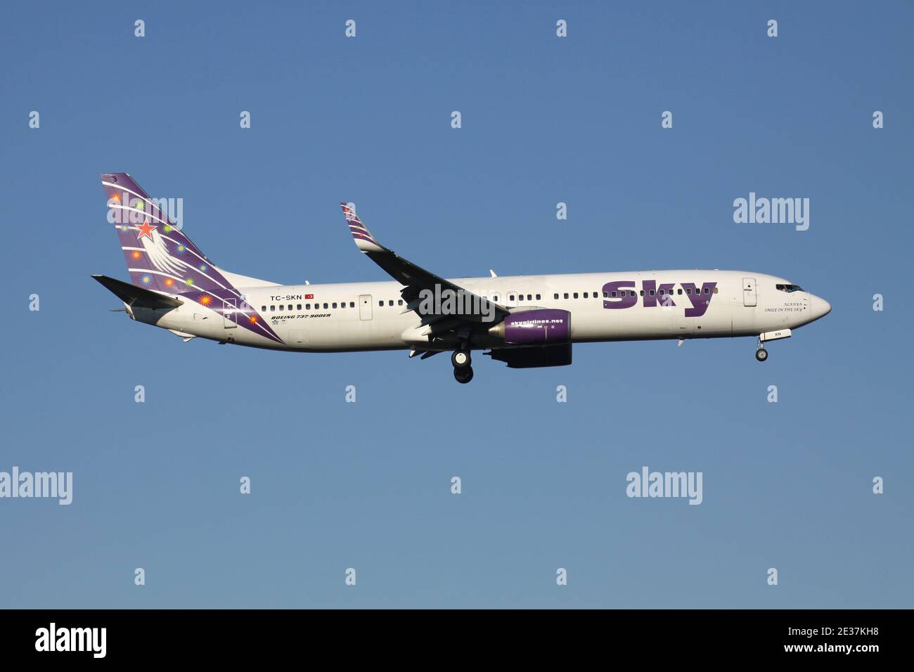 Turkish Sky Airlines Boeing 737-900 mit Registrierung TC-SKN im Kurzfinale für Startbahn 05R des Düsseldorfer Flughafens. Stockfoto