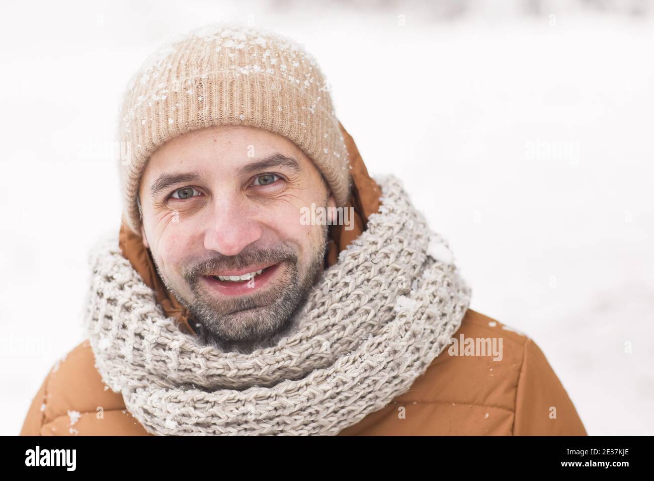 Vorderansicht Nahaufnahme Porträt von bärtigen reifen Mann im Winter im Freien trägt Strickmütze und Jacke, während lächelnd auf Kamera mit Schnee bedeckt, kopieren Raum Stockfoto Vorderansicht Nahaufnahme Porträt von bärtigen reifen Mann im Winter im Freien trägt Strickmütze und Jacke, während lächelnd auf Kamera mit Schnee bedeckt, kopieren Raum Stockfoto