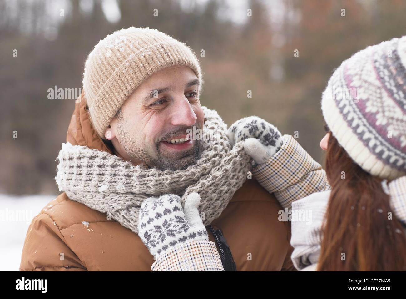 Nahaufnahme Porträt von glücklichen erwachsenen Paar im Winter mit fürsorglichen Frau Anpassung Schal auf Ehemann, Kopierer Raum Stockfoto