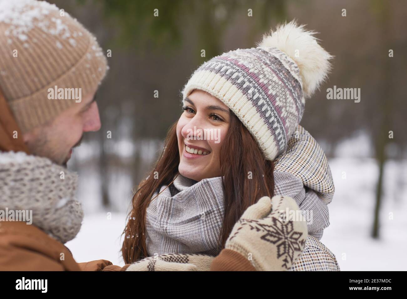 Nahaufnahme Porträt von glücklichen erwachsenen Paar im Winter mit lächelnden Frau Blick auf Ehemann, Copy Space Stockfoto Nahaufnahme Porträt von glücklichen erwachsenen Paar im Winter mit lächelnden Frau Blick auf Ehemann, Copy Space Stockfoto