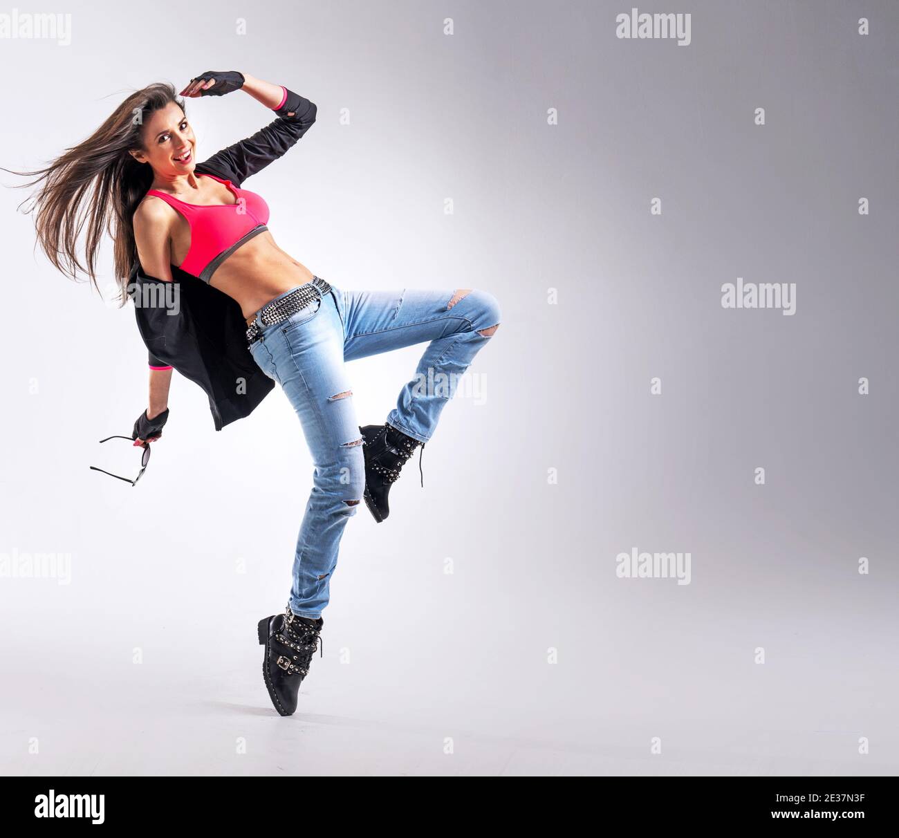 Junge, flexible Frau, die einen Tanz bewegt Stockfoto