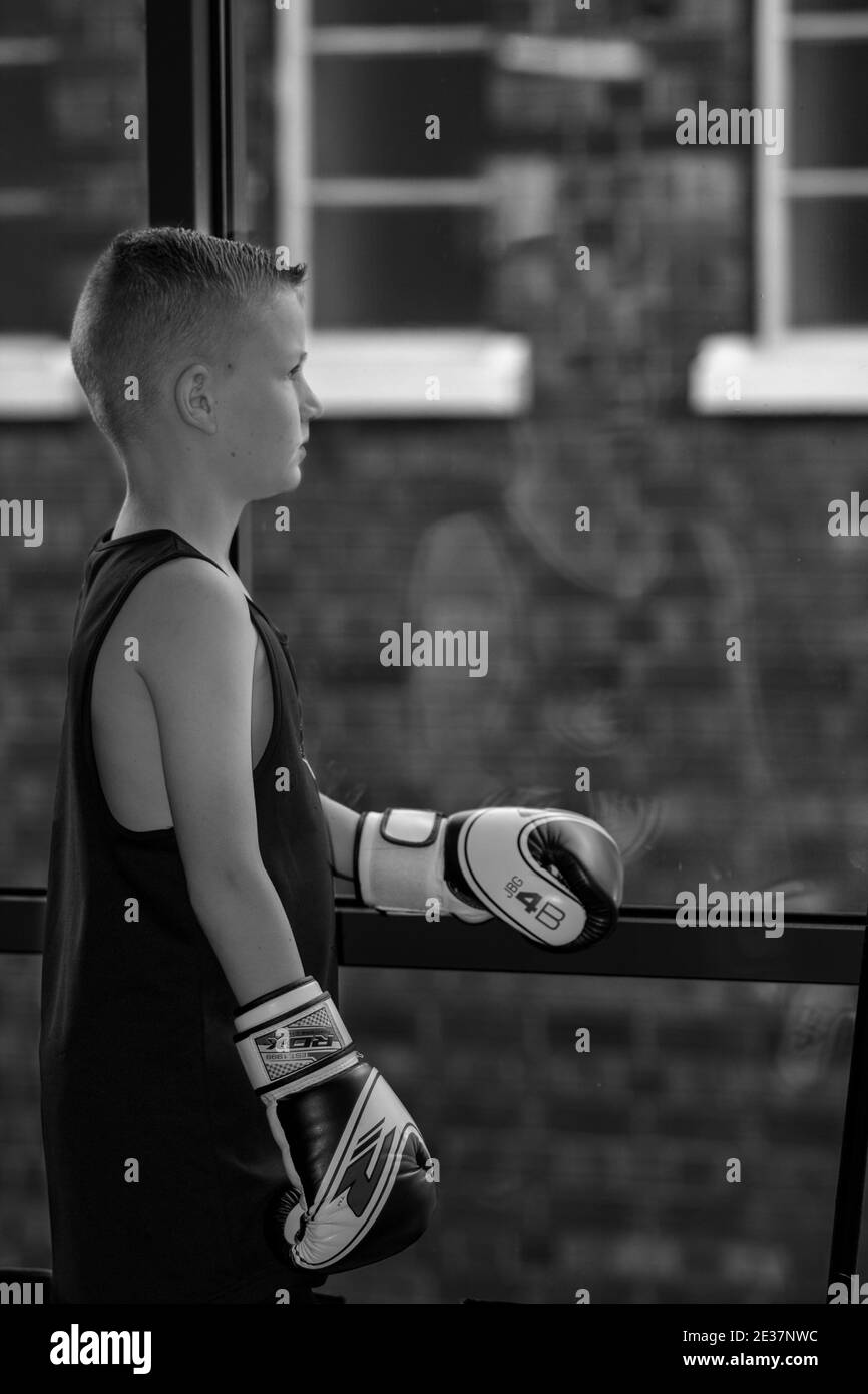 Jugendboxer konzentriert sich auf seinen Sport Stockfoto