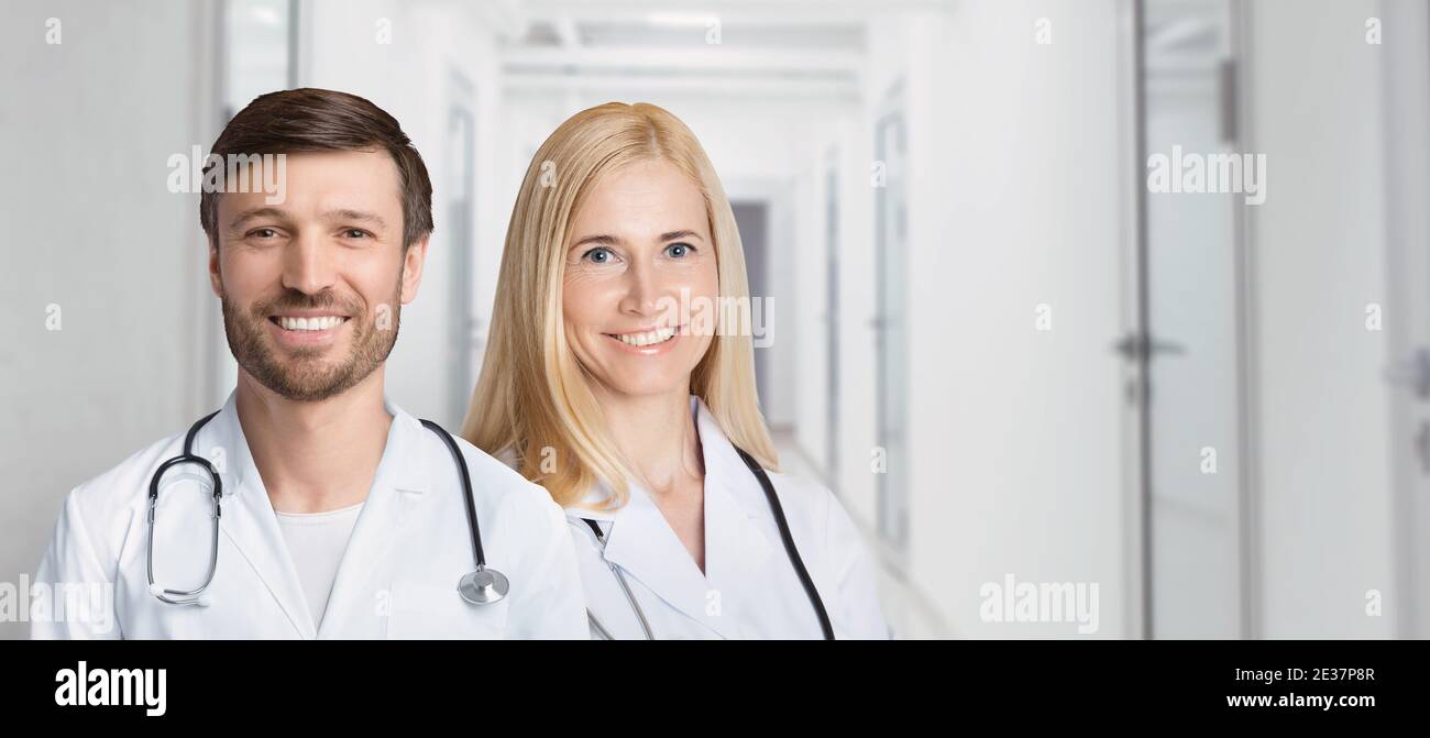 Weibliche Und Männliche Ärzte Posieren Im Krankenhausflur Im Innen Stockfoto