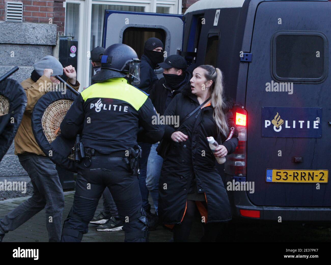 Amsterdam, Niederlande. Januar 2021. Anti-Lockdown-Demonstranten reagieren auf Anti-Riot-Polizisten während einer illegalen Demonstration am Museumplein inmitten der Coronavirus-Pandemie am 17. Januar 2021 in Amsterdam, Niederlande. (Foto von Paulo Amorim/Sipa USA) Quelle: SIPA USA/Alamy Live News Stockfoto