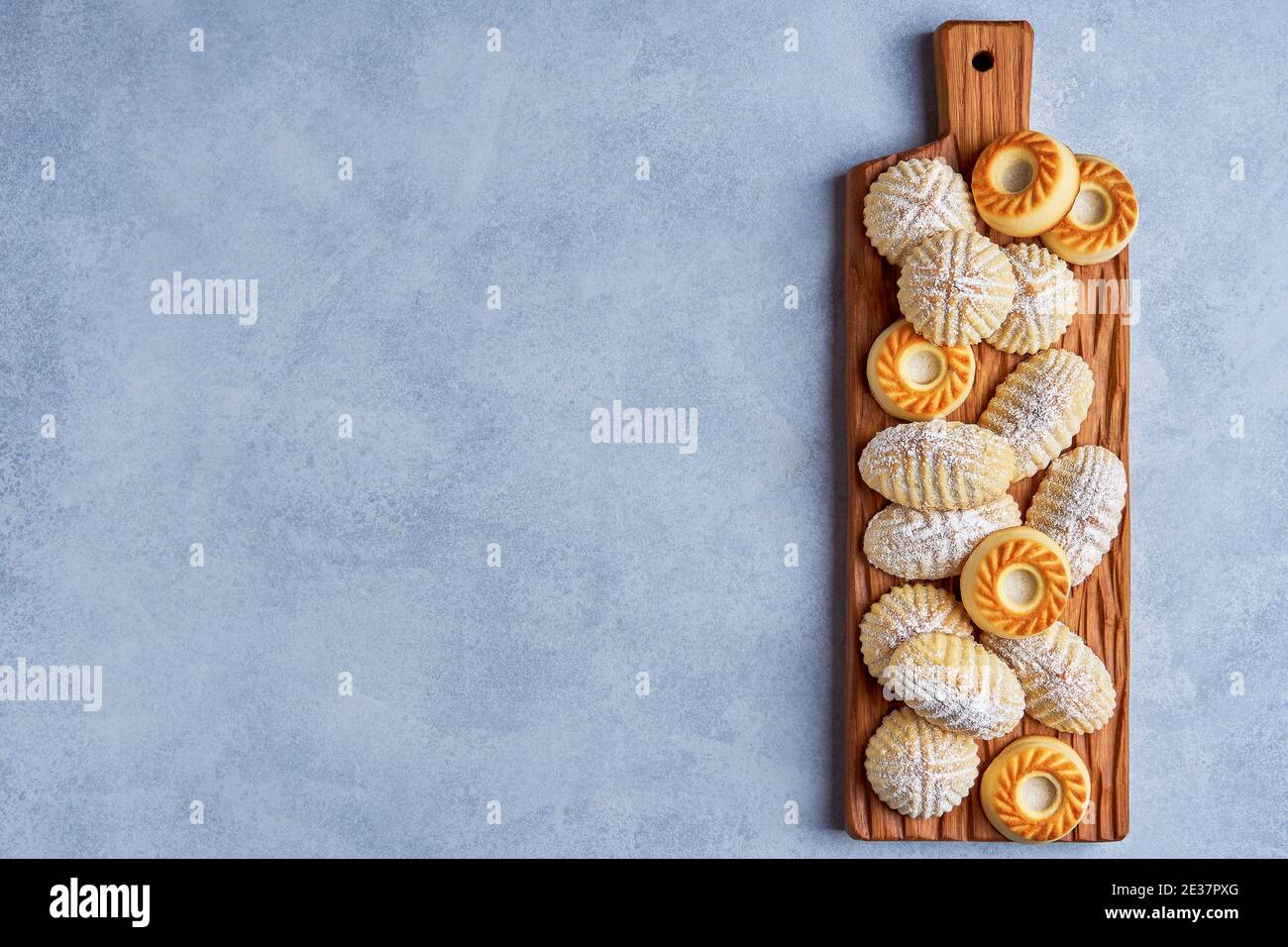 Arabische Süßigkeiten. Traditionelle eid semolina maamoul oder mamoul Cookies mit Datteln, Walnüssen und Pistazien Nüsse. Draufsicht, Kopierbereich Stockfoto