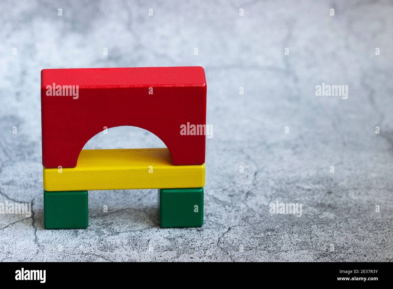 Bunte Holzdetails des Konstruktors auf grauem Hintergrund. Stockfoto