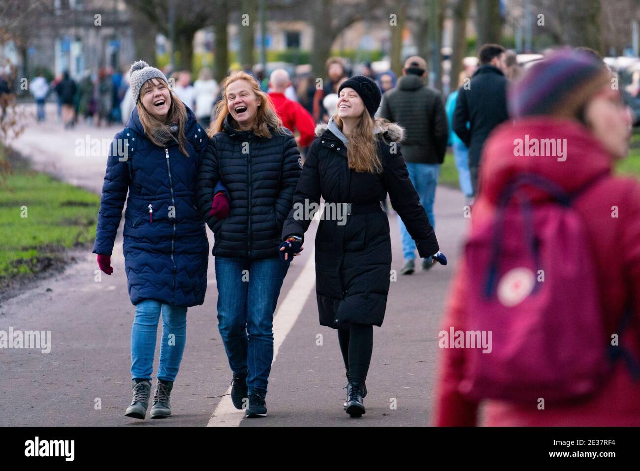Edinburgh, Schottland, Großbritannien. 17. Januar 2021. Am ersten Sonntag nach Verschärfung der nationalen Sperrregeln in Schottland war die Öffentlichkeit in großer Zahl im Meadows Park in Edinburgh. Zwischen Spaziergängern, Joggern und Radfahrern wurde sehr wenig soziale Distanz aufrechterhalten, da sie auf einem schmalen Fußweg um Platz wetteiferten. Iain Masterton/Alamy Live News Stockfoto