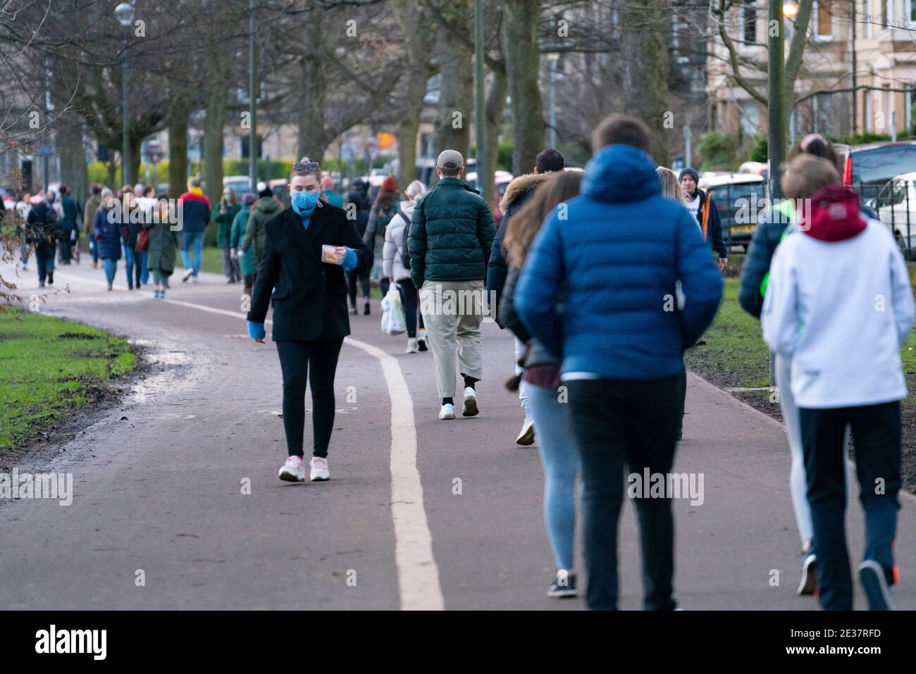 Edinburgh, Schottland, Großbritannien. 17. Januar 2021. Am ersten Sonntag nach Verschärfung der nationalen Sperrregeln in Schottland war die Öffentlichkeit in großer Zahl im Meadows Park in Edinburgh. Zwischen Spaziergängern, Joggern und Radfahrern wurde sehr wenig soziale Distanz aufrechterhalten, da sie auf einem schmalen Fußweg um Platz wetteiferten. Iain Masterton/Alamy Live News Stockfoto