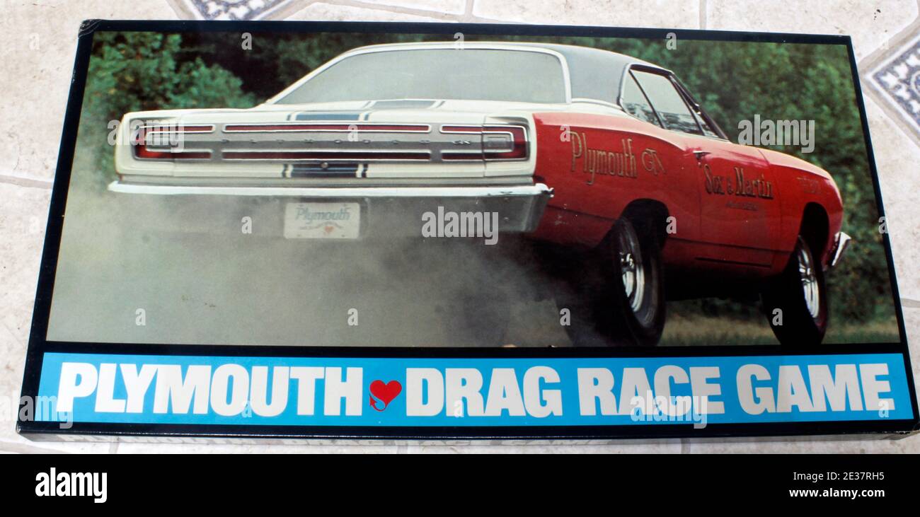 Ein Foto von einem Vintage Plymouth Drag Race Brettspiel. Das Cover der Box zeigt ein Bild eines 1968 Plymouth GTX beim Burnout. Stockfoto