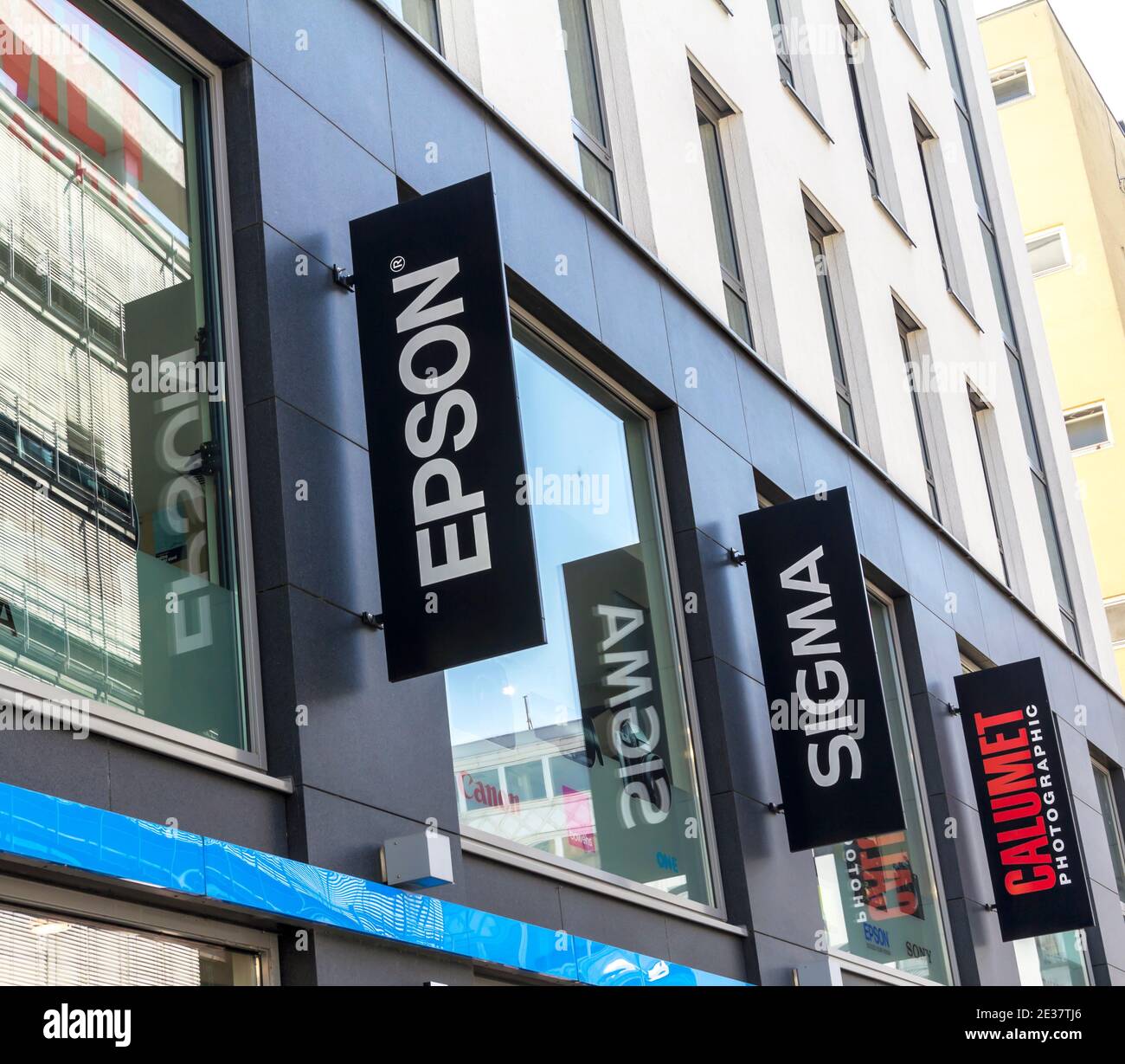 STUTTGART, DEUTSCHLAND: Epson, Sigma Logo auf der Einkaufsstraße der Stuttgarter Innenstadt Stockfoto