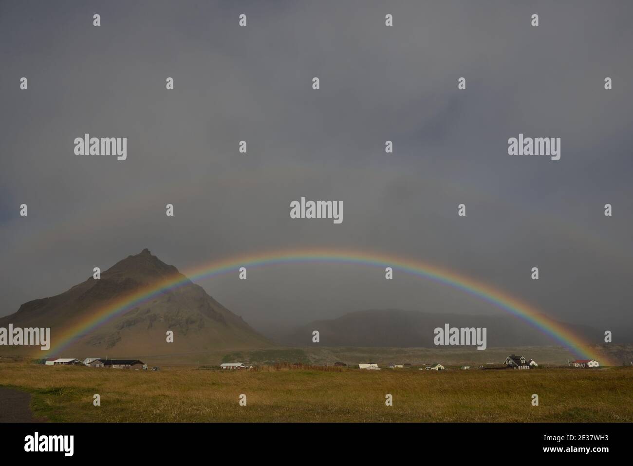 Doppelter Regenbogen über Arnarstapi im Nationalpark Snæfellsjökull Stockfoto