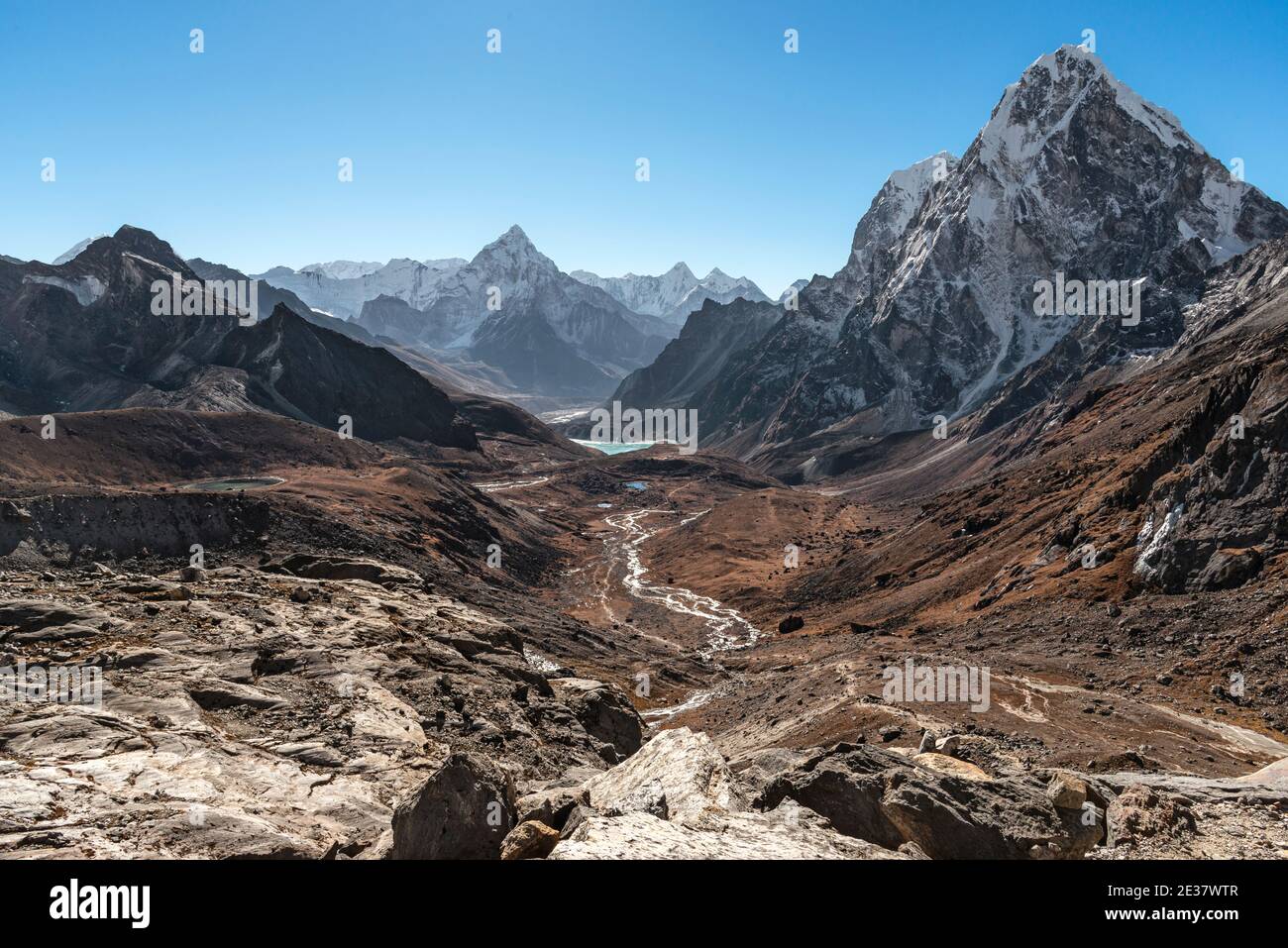 Blick zurück auf Ama Dablam und Cholatse beim Überqueren des Cho La Passes. Stockfoto