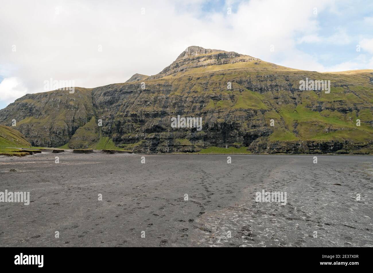 Schwarzer Sandstrand in Pollurinn Bucht. Stockfoto