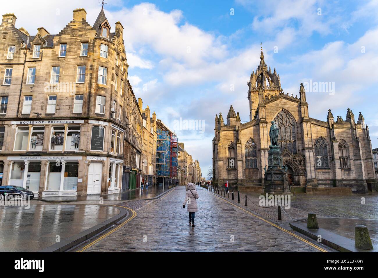 Edinburgh, Schottland, Großbritannien. 17. Januar 2021. Am ersten Sonntag nach Verschärfung der nationalen Sperrregeln in Schottland die Straßen der Altstadt in Edinb Stockfoto
