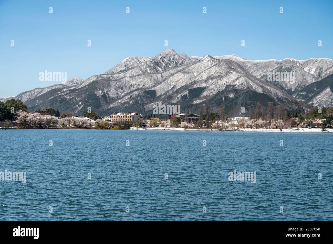 Die Nachwirkungen eines Schneesturms im Frühling am Ufer des Kawaguchi-Sees. Stockfoto